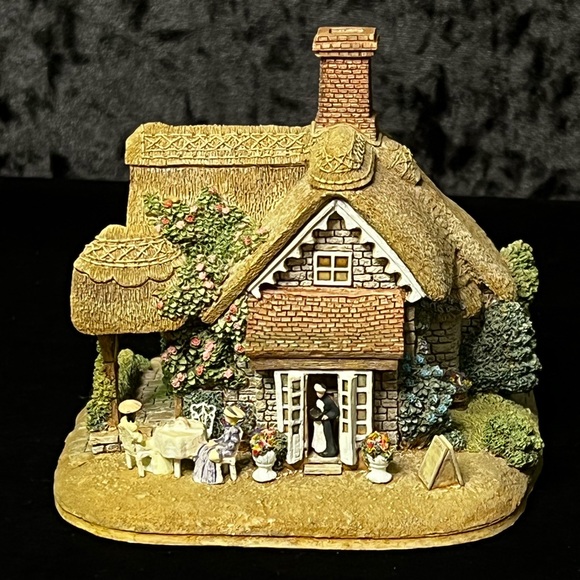 Lilliput Lane | Bargate Cottage Tea Room | English Tea Rooms Collection - Picture 3 of 15